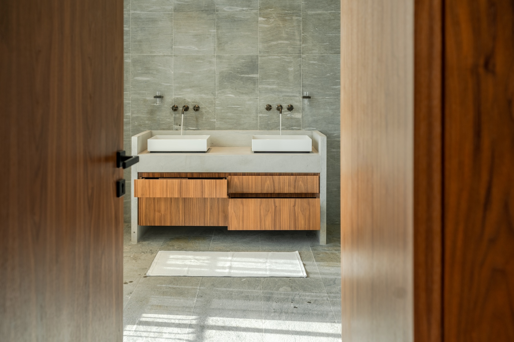 Double vanity in stone and walnut