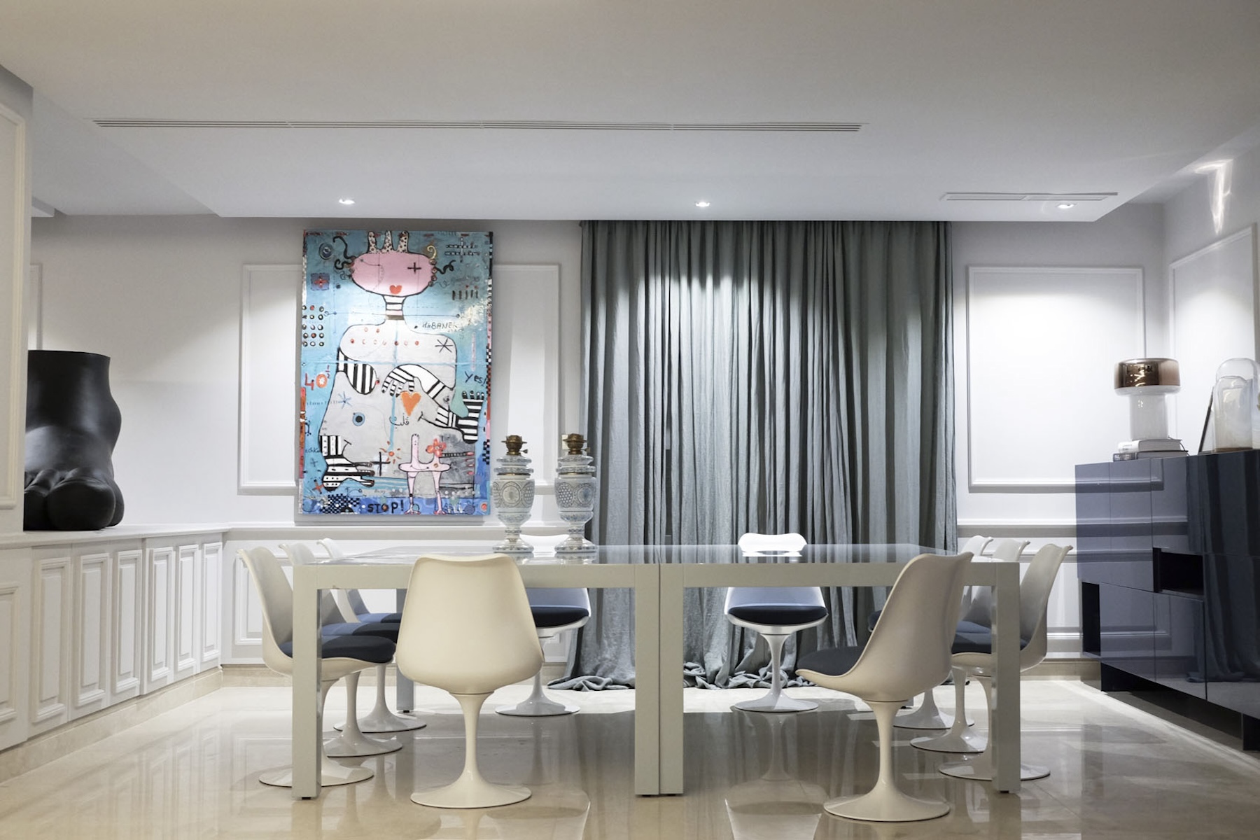Dining room with white table and tulip chairs